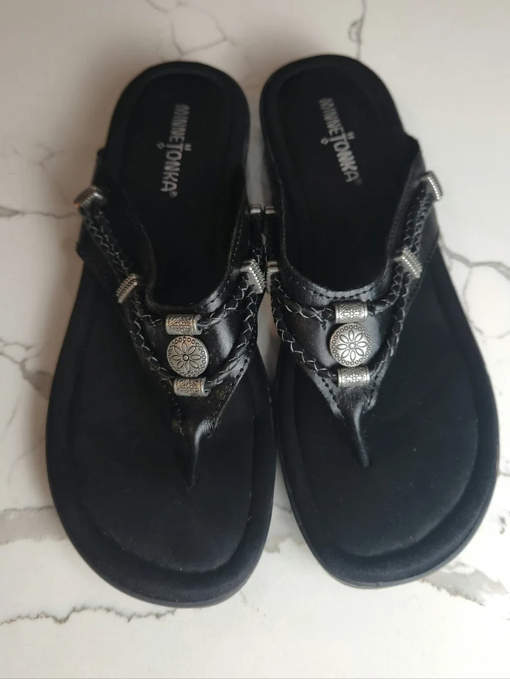 🖤 Minnetonka Silverthorne 360 Thong Sandals – Size 9